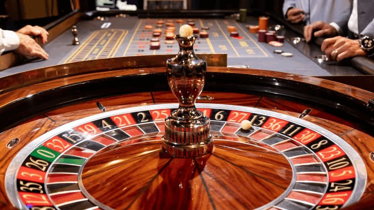 မြန်မာကစားသူ Smartphone ဖြင့် Live Baccarat Real Dealer ကြည့်ရှုကစားနေသည့်မြင်ကွင်း